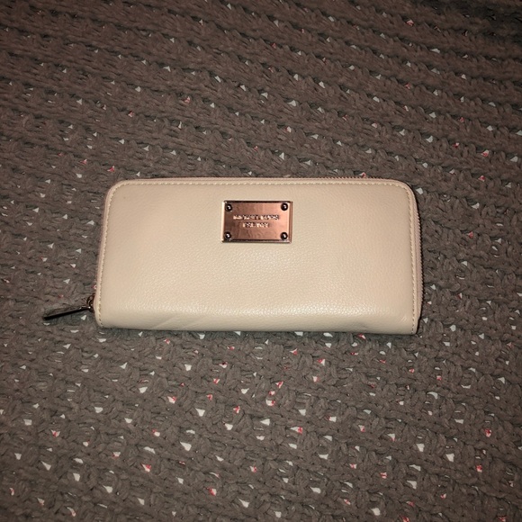New Michael Kors White Wallet - Picture 1 of 5